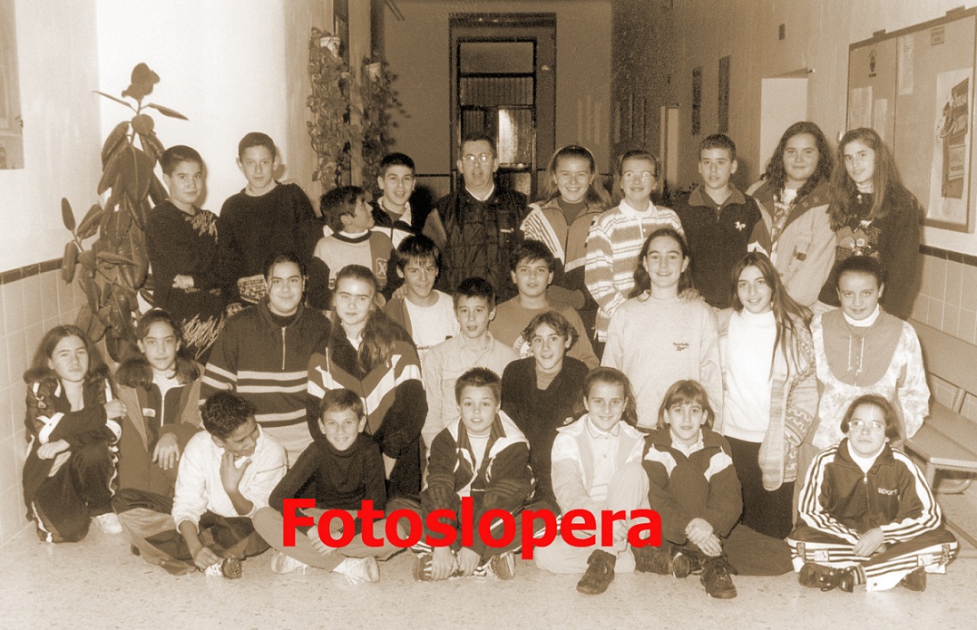 Grupo de Alumnos del Colegio Miguel de Cervantes de Lopera con su profesor Andrés Chamorro Mondéjar. Curso 1º ESO 1997-98