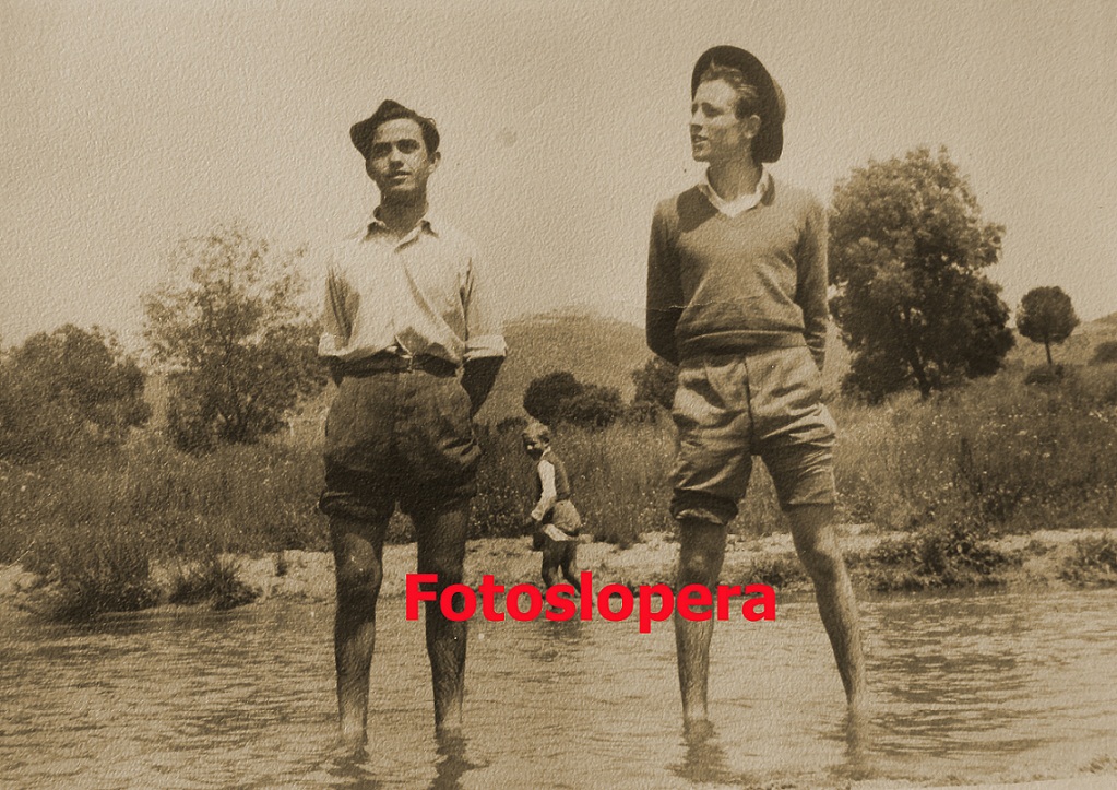 Los Loperanos Bartolomé Cabezas y Sebastián García en el río Jándula en una excursión organizada por el párroco D. Miguel Luque Pardo un 14-5-1957