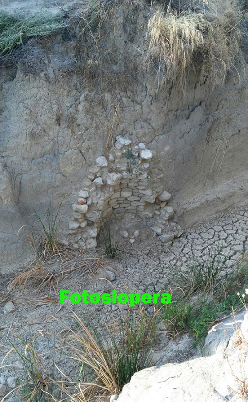 Aparecen los restos de un antiguo pozo en la caja del Arroyo Agua Dulce
