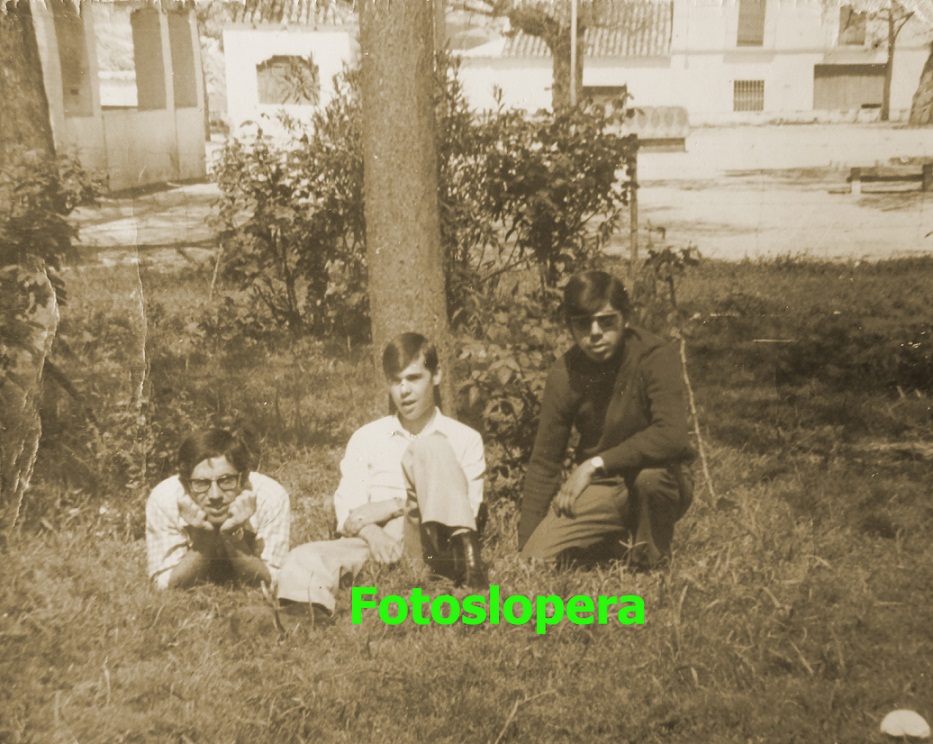 Grupo de Loperanos en el Jardín Municipal de Lopera. Año 1970. Juan Zafra, Francisco Monje y Pedro Morales.
