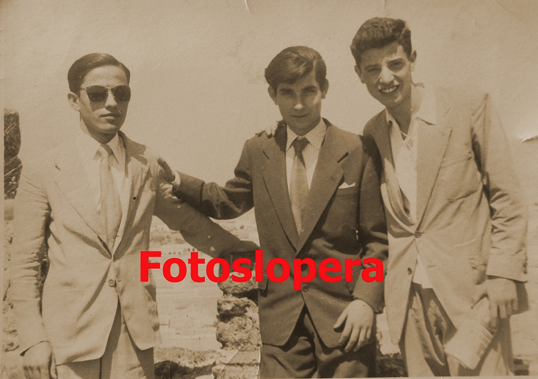 Los Loperanos Bartolomé Cabezas, Benito Haro y Juan de Dios Porras en una de las torres del Castillo de Lopera un 1-9-1957