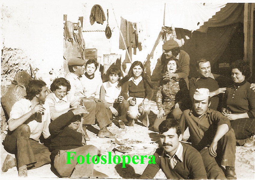 Grupo de Loperanos de Remate de la aceituna en el patio de Aurora Betes. Año 1979