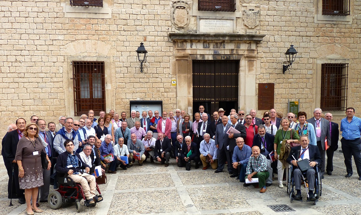 Foto de familia de los 99 Cronistas Oficiales llegados desde toda España que han participado en el XLI Congreso de la Real Asociación Española de Cronistas Oficiales celebrado en Jaén