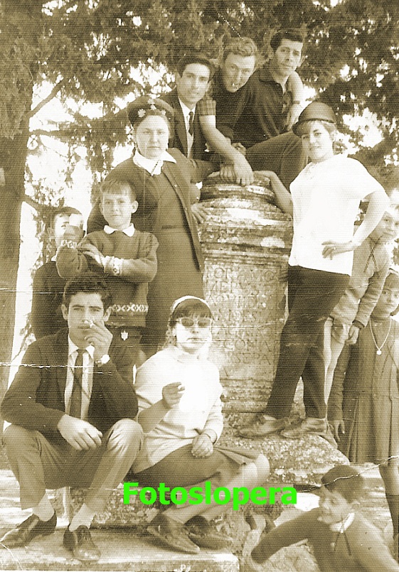 Grupo de Loperanos en la Cruz de Mendoza celebrando un remate de la aceituna. Año 1966. Misericordia Artero, Antonio Gómez, Antonio Pedrosa entre otros.