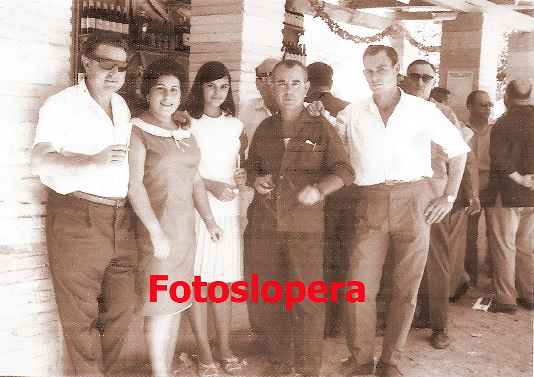 Grupo de Loperanos en el Kiosco de Aurelio en una mañana de Cristos. Año 1962. Pedro Muñoz, Rafaela Sanz, Remedios Muñoz, Paco Muñoz, Ángel Sanz, Antonio Muñoz y Juan García.