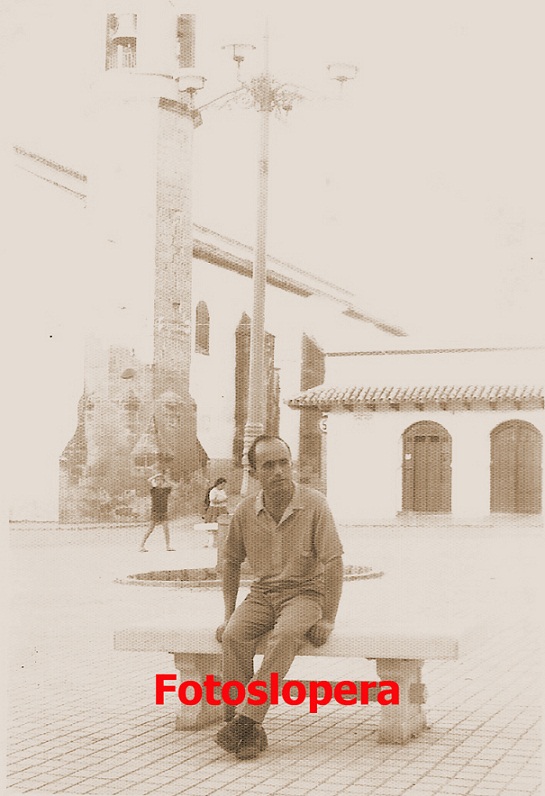 Paseo matinal por el pasado de las calles y plazas de Lopera. Hoy por la Plaza Mayor de Lopera en 1971 de la mano del célebre loperano Ángel Sanz Teruel "Angelillo".