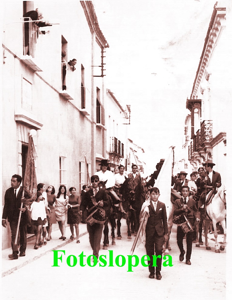 La Cofradía de la Virgen de la Cabeza de Lopera a su paso por la Calle Calvo Sotelo (hoy Doctor Marañón)  siendo Hermano Mayor Antonio Rodríguez Latorre. Año 1968