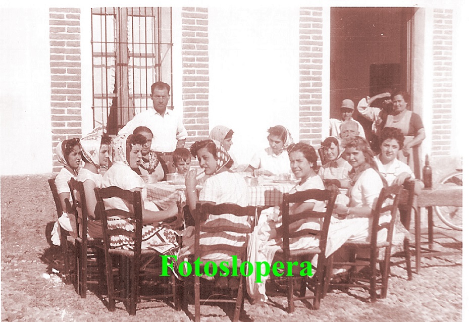 Grupos de Loperanas almorzando tras una Excursión a la Granja Avícola "Santa Teresa" de Antonio Bellido Verdejo "Antoñito el Coronel" en 1958.