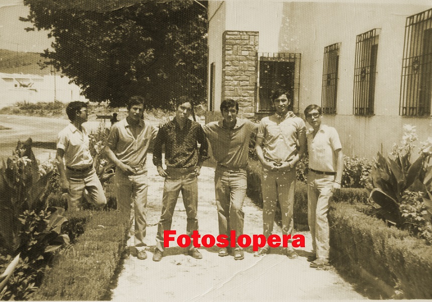 Grupo de Loperanos junto al Cuartel de la Guardia Civil en 1969. José Cerezo, Maxi Bellido, Luis Cerezo, Antonio Corpas, Manuel Corpas y José Garrido.
