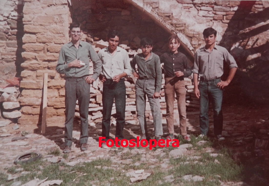 Grupo de jóvenes loperanos que trabajaban en la Carpintería que había en la casa de Antonio Casado Antelo. Año 1969. Enrique Jiménez, Luis Cerezo, Manuel Aviño, Alonso Padilla y Pedro Hoyo.