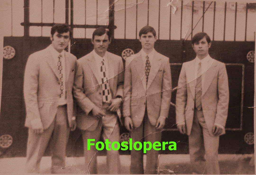 Grupo de Loperanos en las puertas de la Cooperativa Oleícola La Loperana. Año 1970. Antonio Corpas, Marcos Ruiz, Luis Lara y Juan Monje
