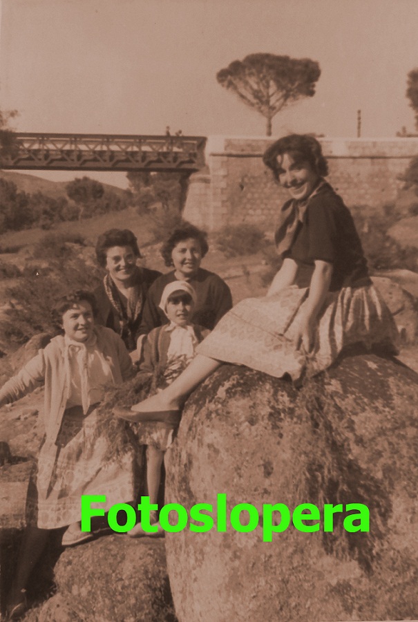 Grupo de Loperanas de excursión en el río Jándula. Año 1961. Loli Luque, Trini Valenzuela, Manolita Luque, Marisa Valenzuela y Antoñita Bellido