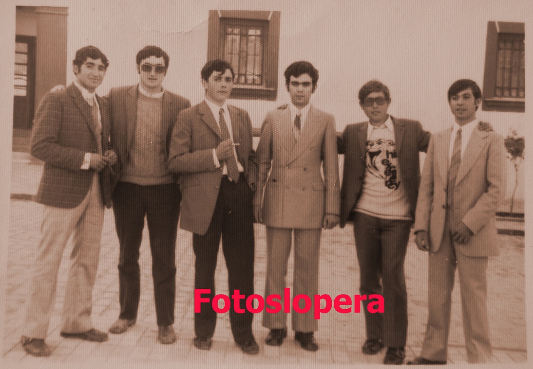Grupo de amigos en la puerta del Ayuntamiento de Lopera una Semana Santa del año 1974. Diego Aviño, Antonio Corpas, Bartolomé Reca, Antonio Chueco, José Garrido y Juan Monje.