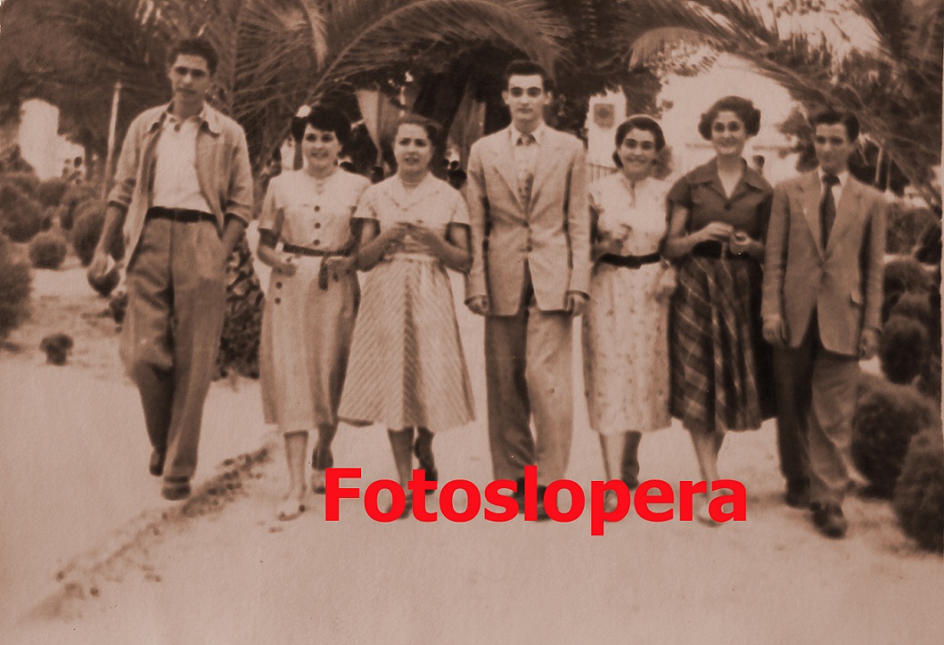 Grupo de loperanos de paseo por el Jardín Municipal de Lopera. Año 1951. Manuel Santiago, Paquita Artero, Manolita Luque, Luis Gámiz, Rosario, María Marín y Miguel.
