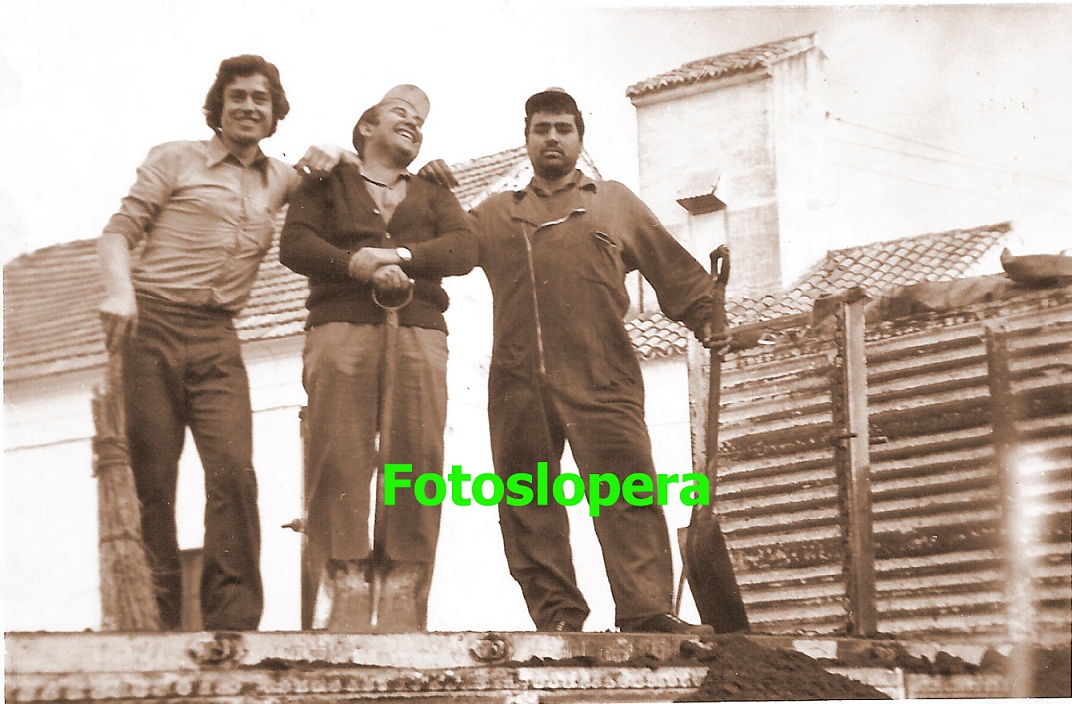 Grupo de trabajadores de Lopera en los patios de la Fábrica de Hijos de Daniel Espuny (Fábrica Cabrera) . Año 1974. Manuel Cantero, Antonio Haro...