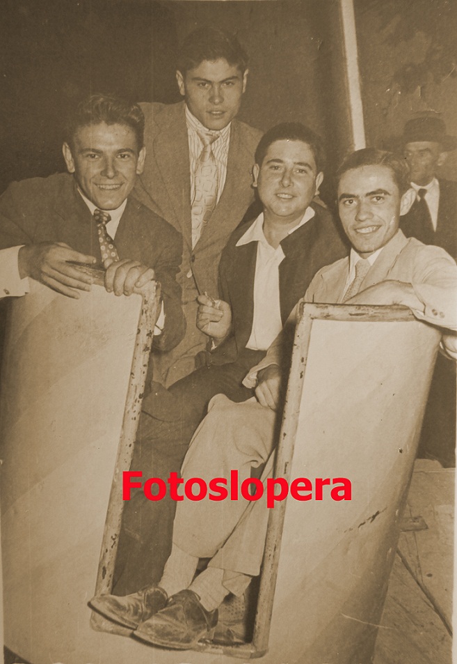 Grupo de Loperanos en una atracción de la Feria de los Cristos. Lopera 26-8-1957. Francisco Hueso, Ramón Marín, Francisco Gómez de Ramón y Bartolomé Cabezas.