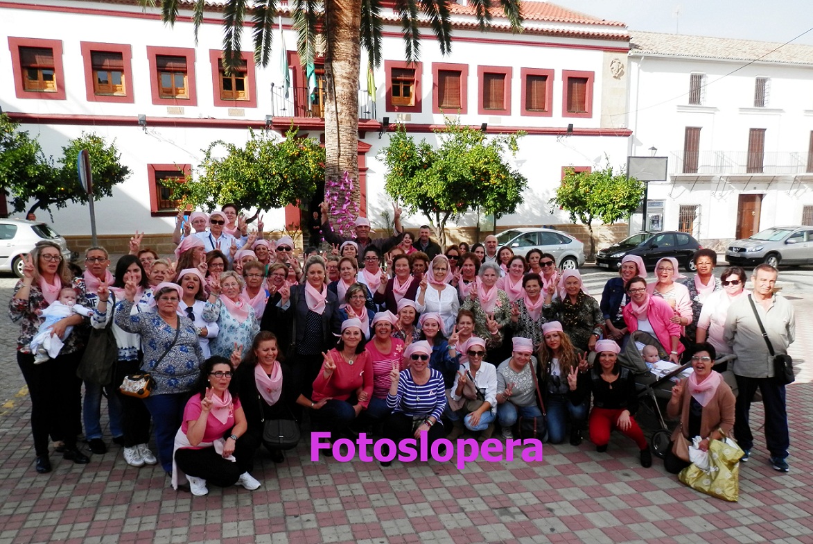 Un Centenar de mujeres participan en la Plaza de la Constitución de Lopera en un Acto benéfico a favor de la Lucha Contra el Cáncer de Mama organizado por la Asociación Cultura La Paz de Lopera en colaboración con el Ayuntamiento de Lopera y Ajicam.