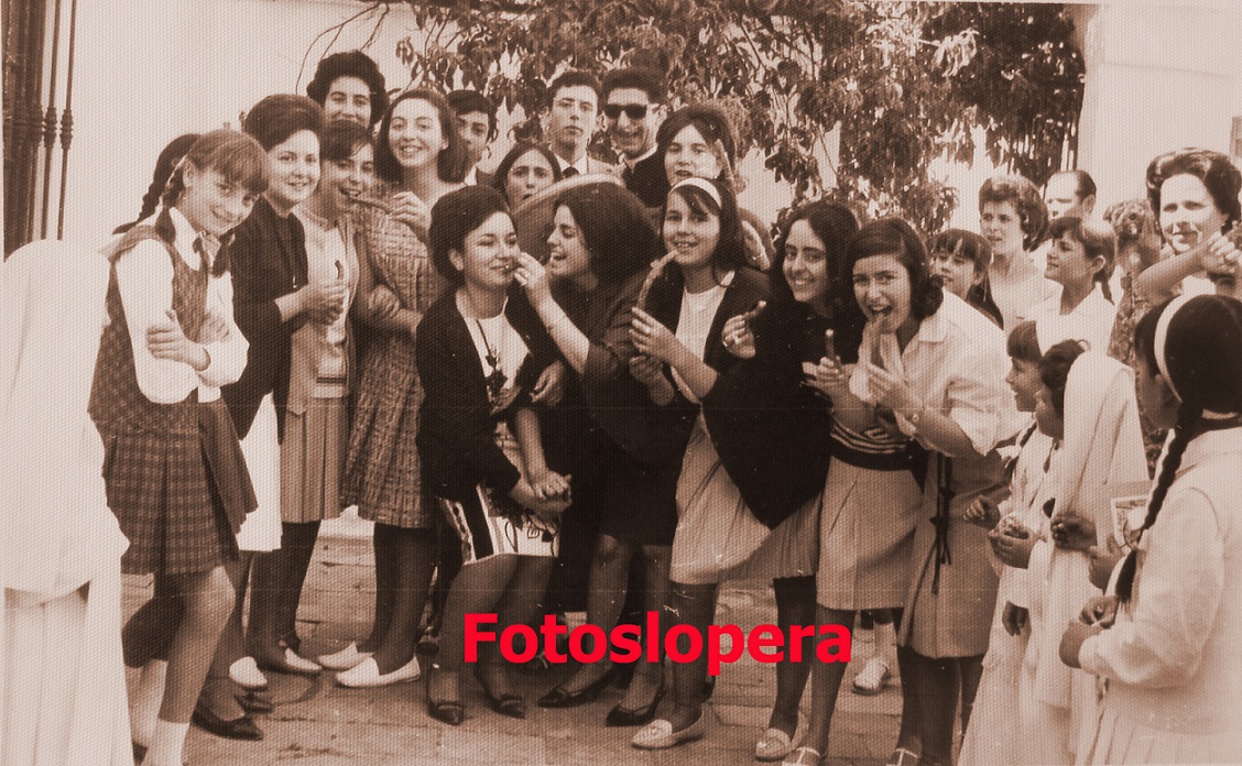 Grupo de loperanas junto al párroco de Lopera D. Joaquín Parras celebrando en los patios de Jesús las Primeras Comuniones de las alumnas del Colegio de las Hermanas de la Cruz. Año 1963