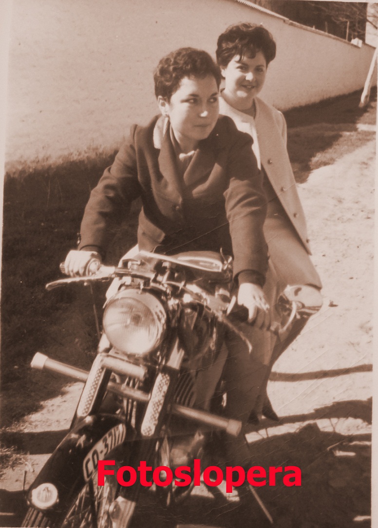 Las Loperanas María Esperanza Cantero y Loli Luque motorizadas en 1966.