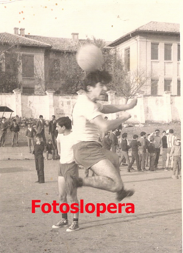 El jugador del Lopera C. F. Paco Teruel Lara rematando de cabeza en los preámbulos de un partido de fútbol en el Estadio Santo Cristo de Lopera año 1971.