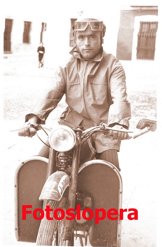 El entrañable loperano Ángel Sanz Teruel "Angelillo" motorizado con la no menos célebre moto guzzi de Paco "El Pipi" en plena Plaza Mayor de Lopera. Año 1965