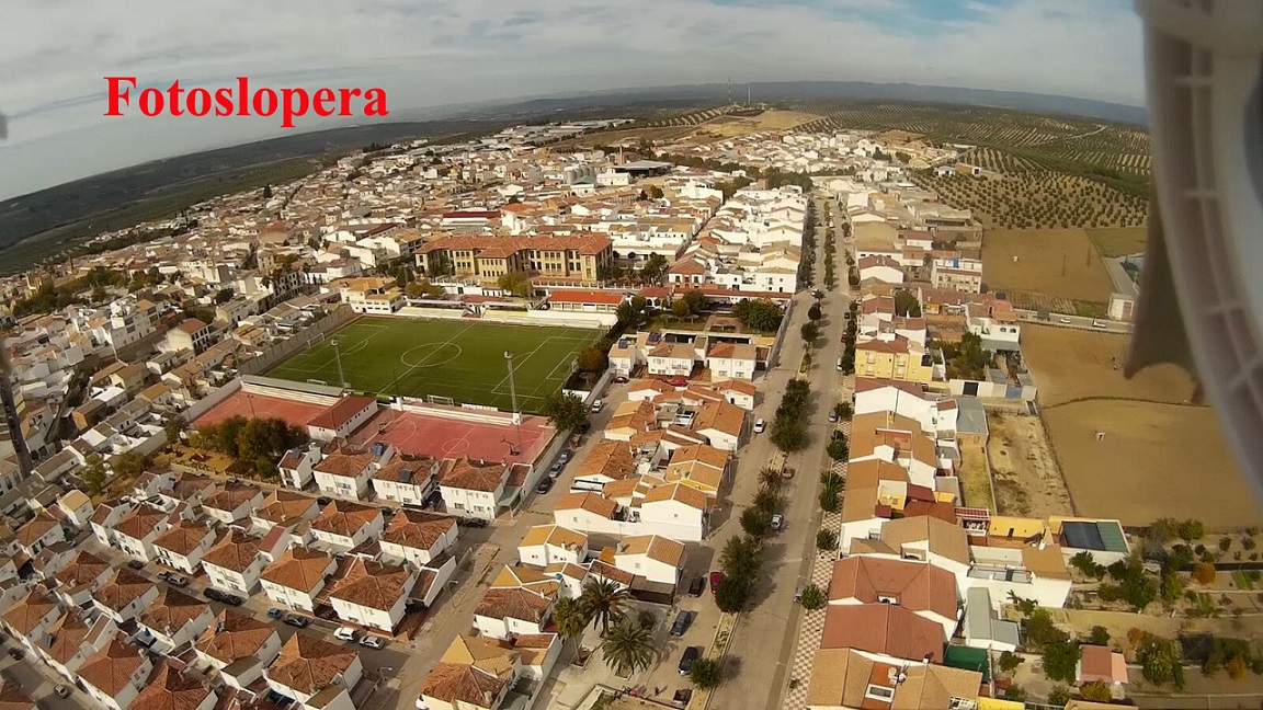 Hoy nuestro paseo vespertino por Lopera será aéreo de la mano de una vista inedita de Lopera realizada con un drone por el loperano Rafael Quero Monje.