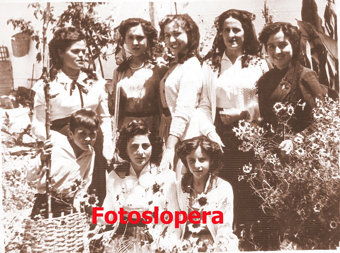 Grupo de Loperanas con sus velos tras asistir a la Santa Misa. Año 1954. Soledad Calixto, María Candelario, Carmen Gómez, María Porras, Leli Gómez, Teresa Alcalá...