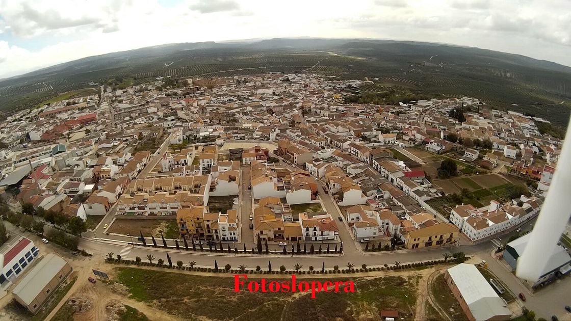 Hoy nuestro paseo vespertino por Lopera será aéreo con una vista parcial de la villa desde el Cerro de San Cristóbal realizada con un drone por el loperano Rafael Quero Monje.