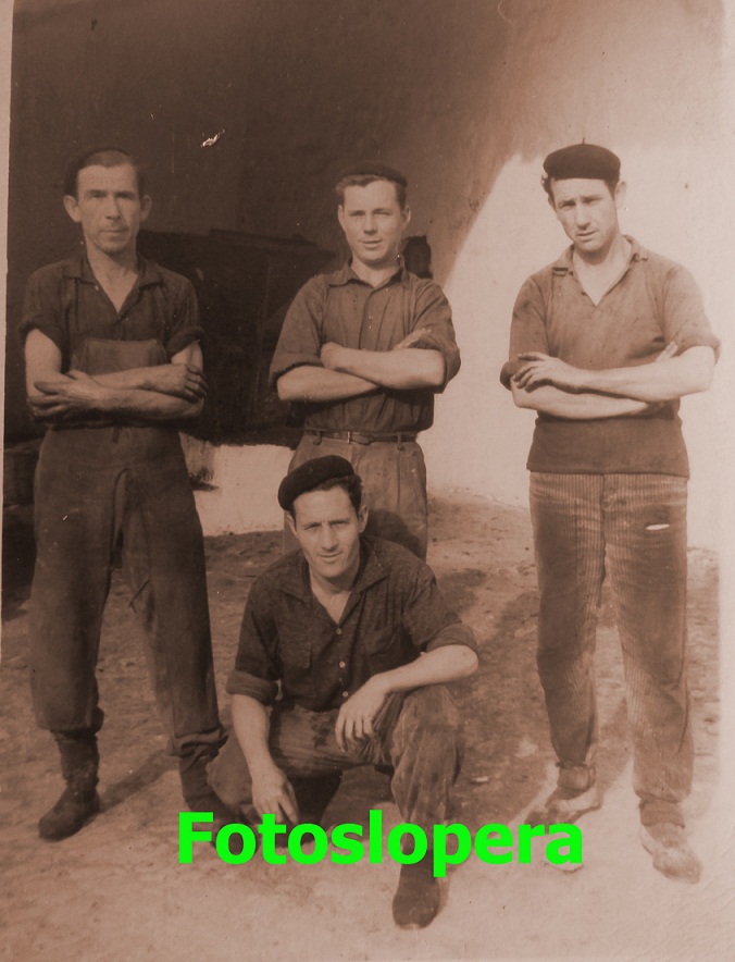 Grupo de molineros en el patio del Molino Aceitero de Antonio Navarro. Año 1962. Fermín Valenzuela, Salvador Torres, José Gil...