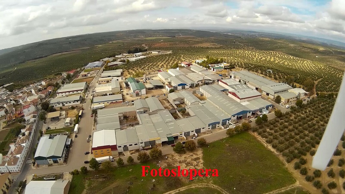 ¡Buenos días Lopera! Aquí os dejamos hoy  una Vista aérea del Poligono Industrial Santa Quiteria y al fondo el Cementerio. Foto realizada con un drone por el loperano Rafael Quero Monje.