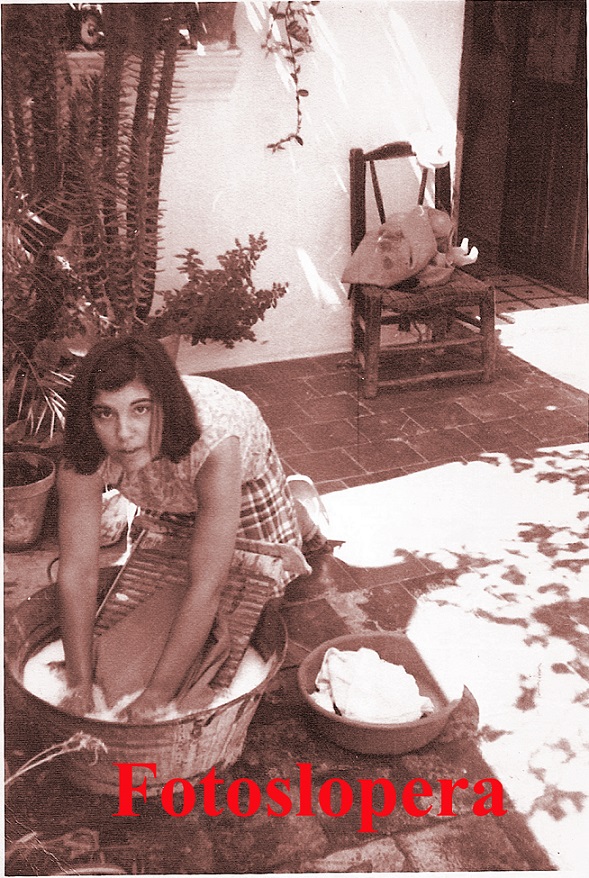 La Loperana Rafi Gil Cobo lavando a mano en un barreño y tablilla. Año 1968
