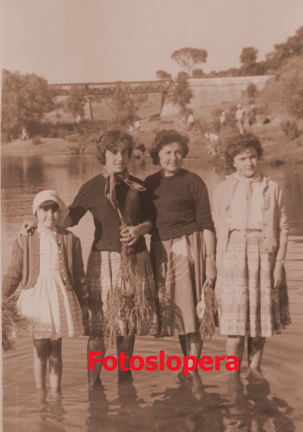 Grupo de Loperanas de excursión en el río Jándula. Año 1961.Marisa Valenzuela, Antonia Bellido, Manolita Luque y Loli Luque.