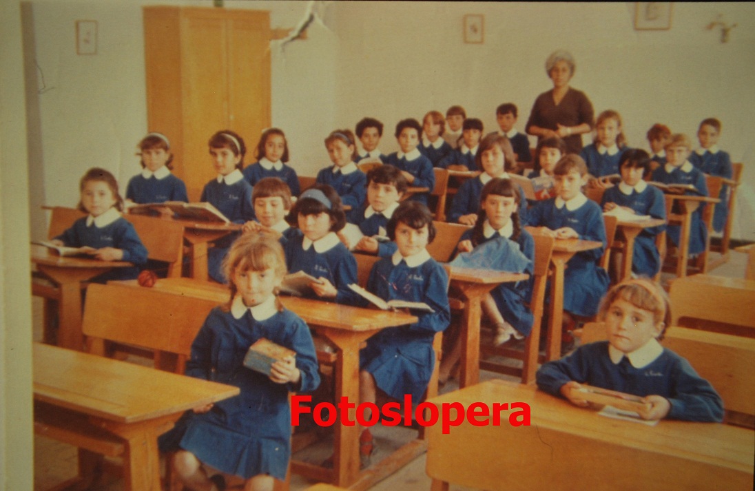 Clase niñas del Colegio Tena Artigas de Lopera con su maestra Dª Carmen Pérez Gil. Curso 1963/64