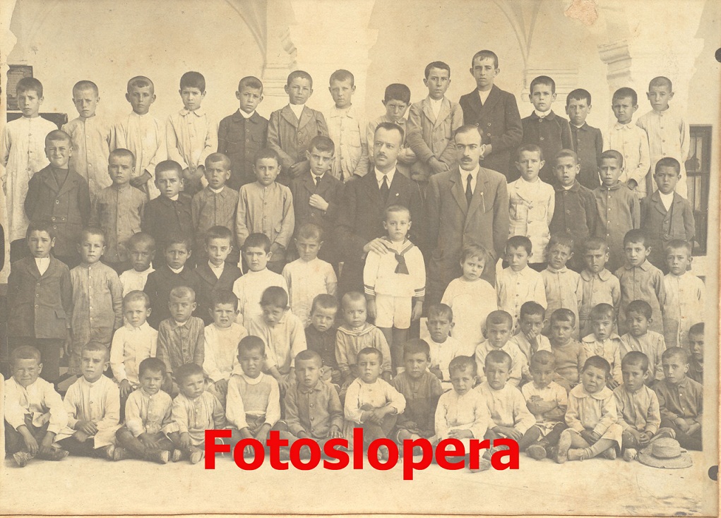 Escuela con 68 alumnos del maestro loperano D. Martín Valcárcel García y ayudante en el Convento-Hospital de San Juan de Dios. Lopera 1923