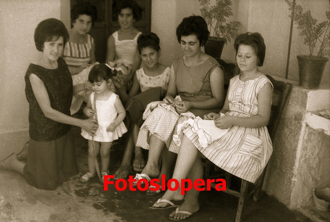Grupo de loperanas cosiendo con la modista María Trapero. Año 1963. Rosario López, Juana Chueco, Vicenta Gutiérrez, Conchi Monje, María Trapero, Isabel y Mari Carmen López.
