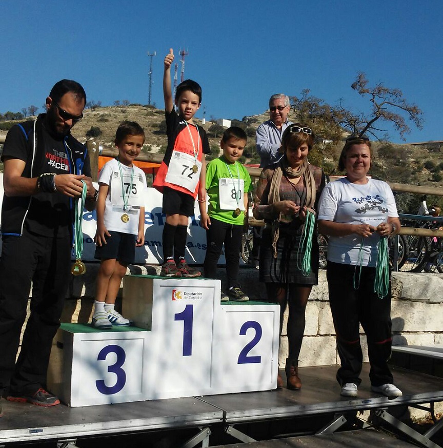 Sigue la racha de victorias. Hoy ha vuelto a vencer en la categoría de chupetes el pequeño corredor de 5 años Javier López Pantoja del Club de Atletismo Lopera Running en la Carrera celebrada en Doña Mencía (Córdoba). ¡Felicidades Campeón!