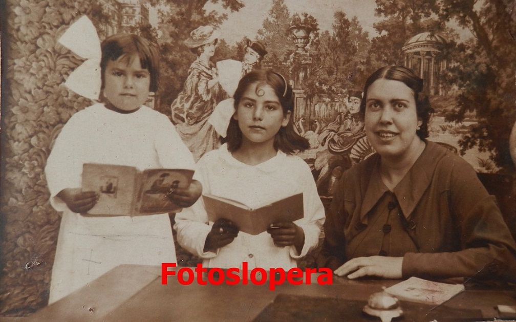 Hoy nuestro recuerdo será para la maestra Francisca Caruana Mateos (Dª Paca) en 1932 junto a dos de sus alumnas.