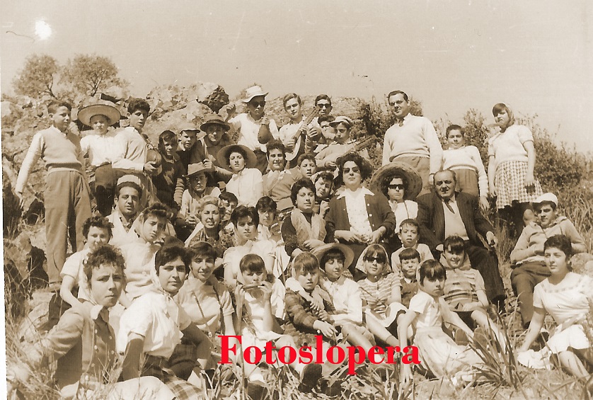 Excursión a la Fuensanta de Montoro (Córdoba) de los Profesores y Alumnos de la Academia de Segunda Enseñanza Santo Tomás de Aquino Lopera en 1960. Foto gentileza de Mari Cruz.