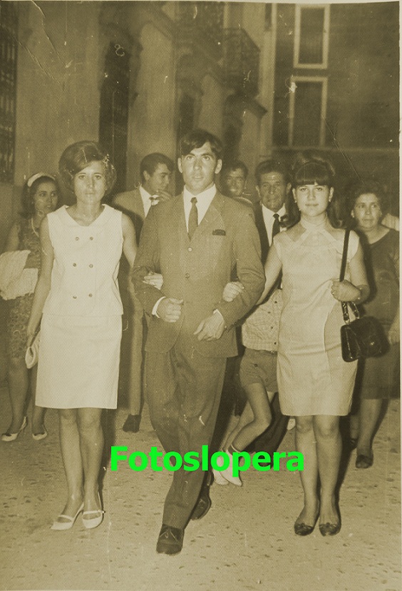 Grupo de loperanos camino del Salón de las Bodegas MaryLoren (hoy calle Pablo Iglesias) para celebrar el banquete de una boda en 1965. Vicenta Gutiérrez, Pedro Monje, Conchi Monje...