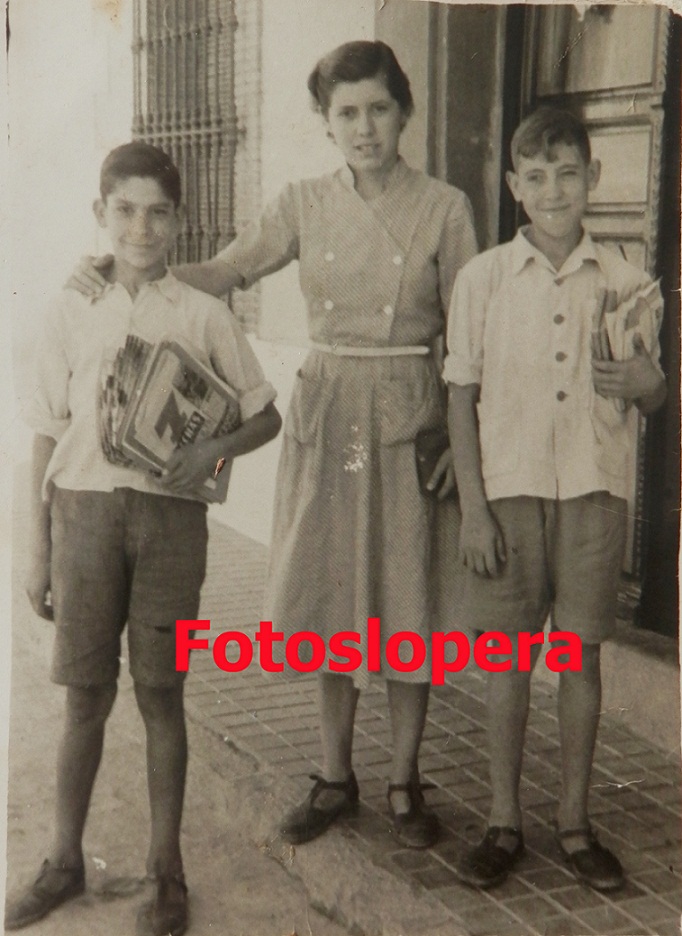 Un recuerdo a la entrañable Francisca Bruna Menchen (Paca la del correo) junto a Agustín Pedrosa Algar y José María Bruna Menchen repartiendo el correo por la calle Real de Lopera. Año 1952