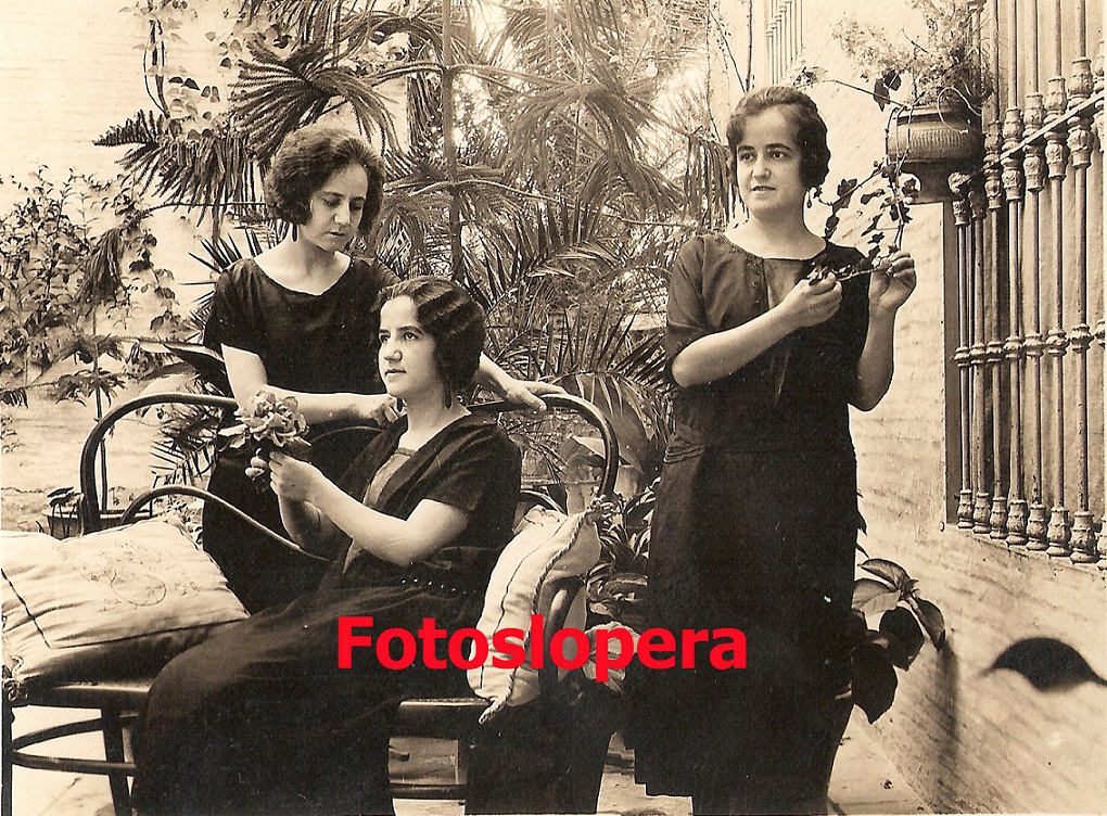 Las hermanas Marina, Hortensia y Maria Espín Gracia en el patio de su casa de Lopera. Años 20