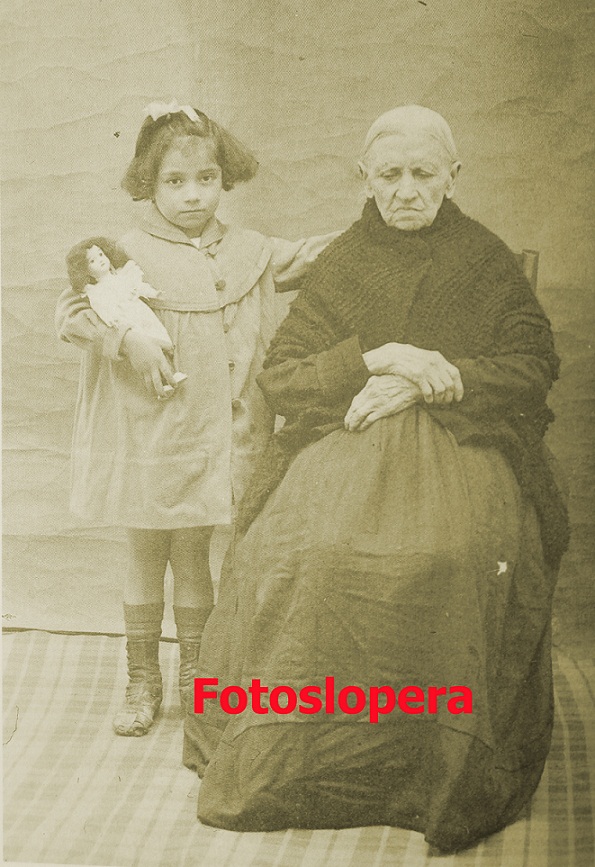 La abuela y la nieta. Carmen Cobo Alcalá y Carmen Peralta Hidalgo. Lopera 1914.