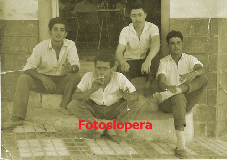 Grupo de loperanos sentados en la puerta del Bar de Paco el Pelayo. Año 1959. Damian Hoyo, José, Lorenzo Hoyo y Fernando Partera.