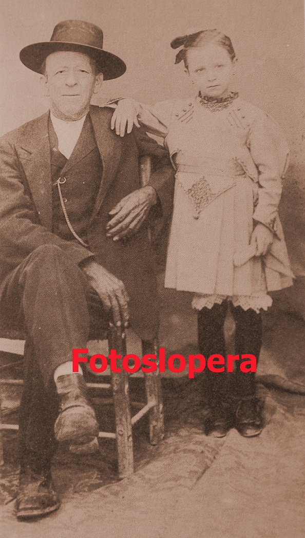 El Abuelo y la Nieta. Francisco Platero Torres y Carmen Hoyo Platero. Año 1910