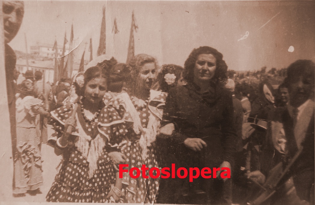 Grupo de Loperanos acompañando a la Cofradía de la Virgen de la Cabeza de Lopera en la Romería del año 1949 siendo Hermana Mayor Manolita Luque.