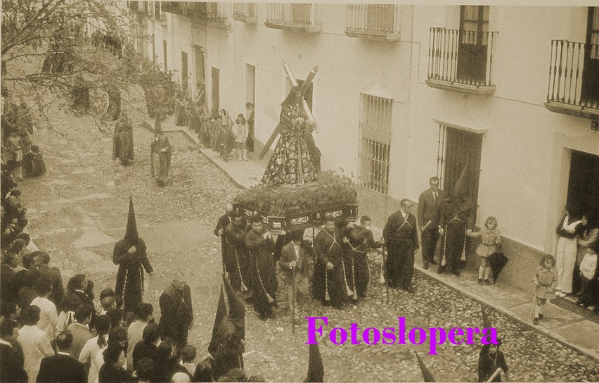 Procesión de la antigua imagen de Ntro. Padre Jesús Nazareno por la calle San Roque Año 1970