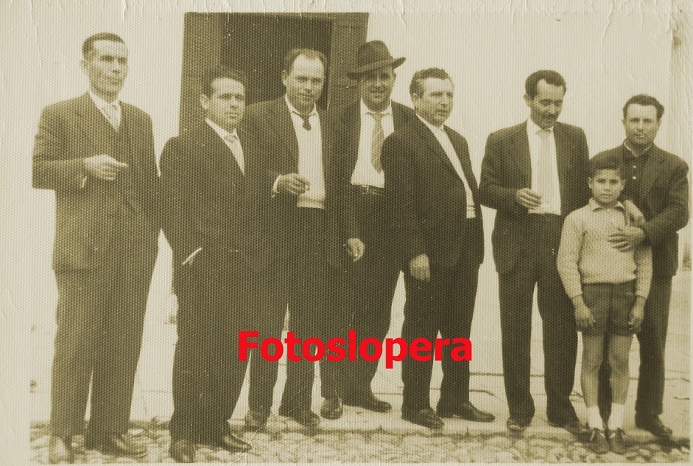 Grupo de Loperanos en la puerta del bar de Sebastián.  Año 1960. Antonio Hoyo, Rafael Hueso, Manuel Martos, Pedro Cámara, Sebastián Melero, Ignacio Hoyo, Francisco Hoyo y Fernando Hoyo.