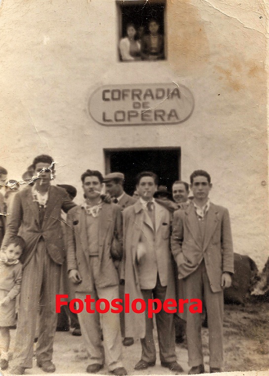 Grupo de loperamos en la puerta de la Casa de la Cofradía de Lopera en el Cerro de la Cabeza en la Romeria del año 1955. Mariano Carpio, Antonio Morales, Manuel Cantero...