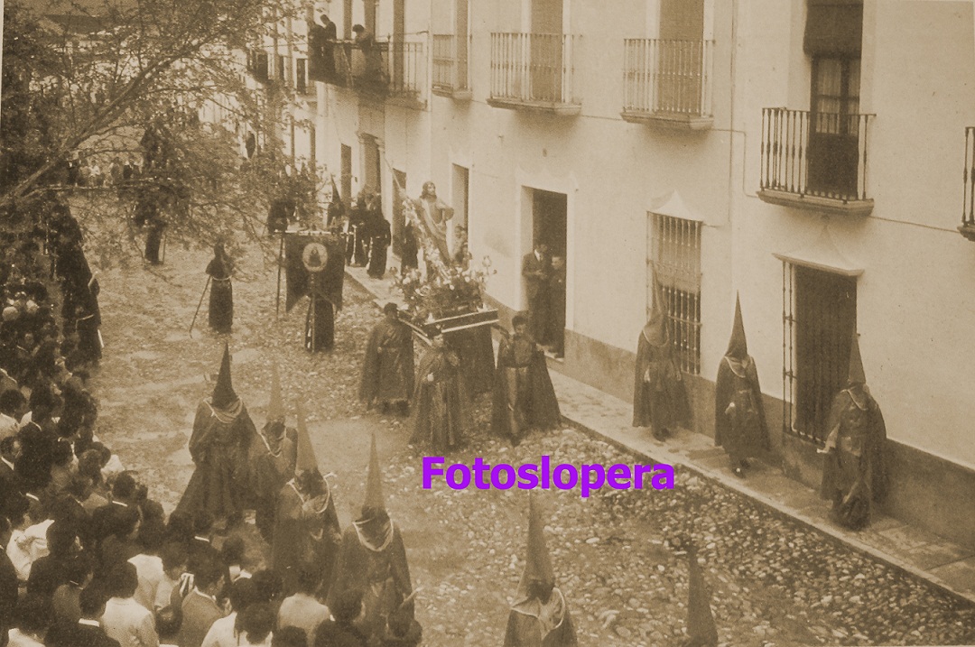 Procesión de San Juan Evangelista a su paso por la calle San Roque. Año 1970