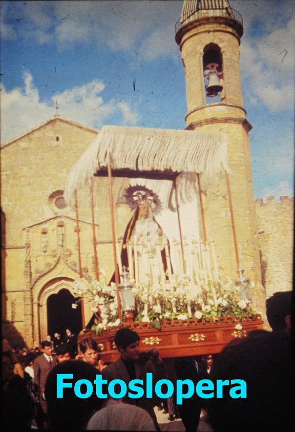 Procesión de Ntra. Sra. de la Soledad bajo palio en la Plaza Mayor de Lopera. Viernes Santo tarde año 1970.